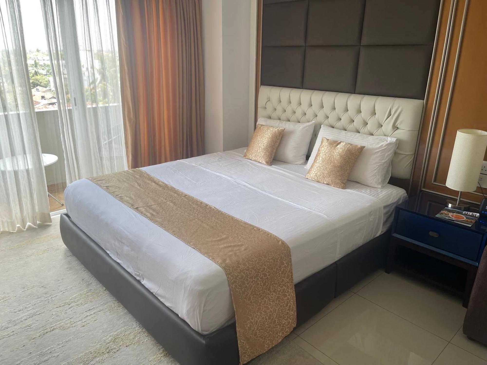 Ocean Breeze Sea View Luxury Apartments Негомбо Экстерьер фото