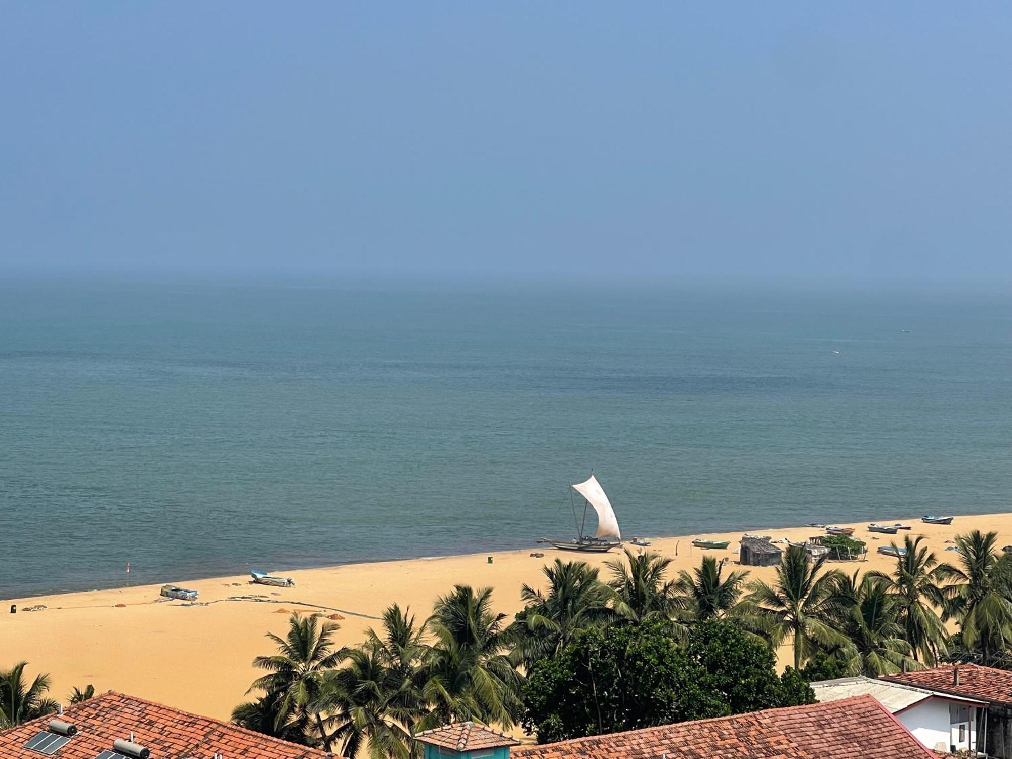 Ocean Breeze Sea View Luxury Apartments Негомбо Экстерьер фото
