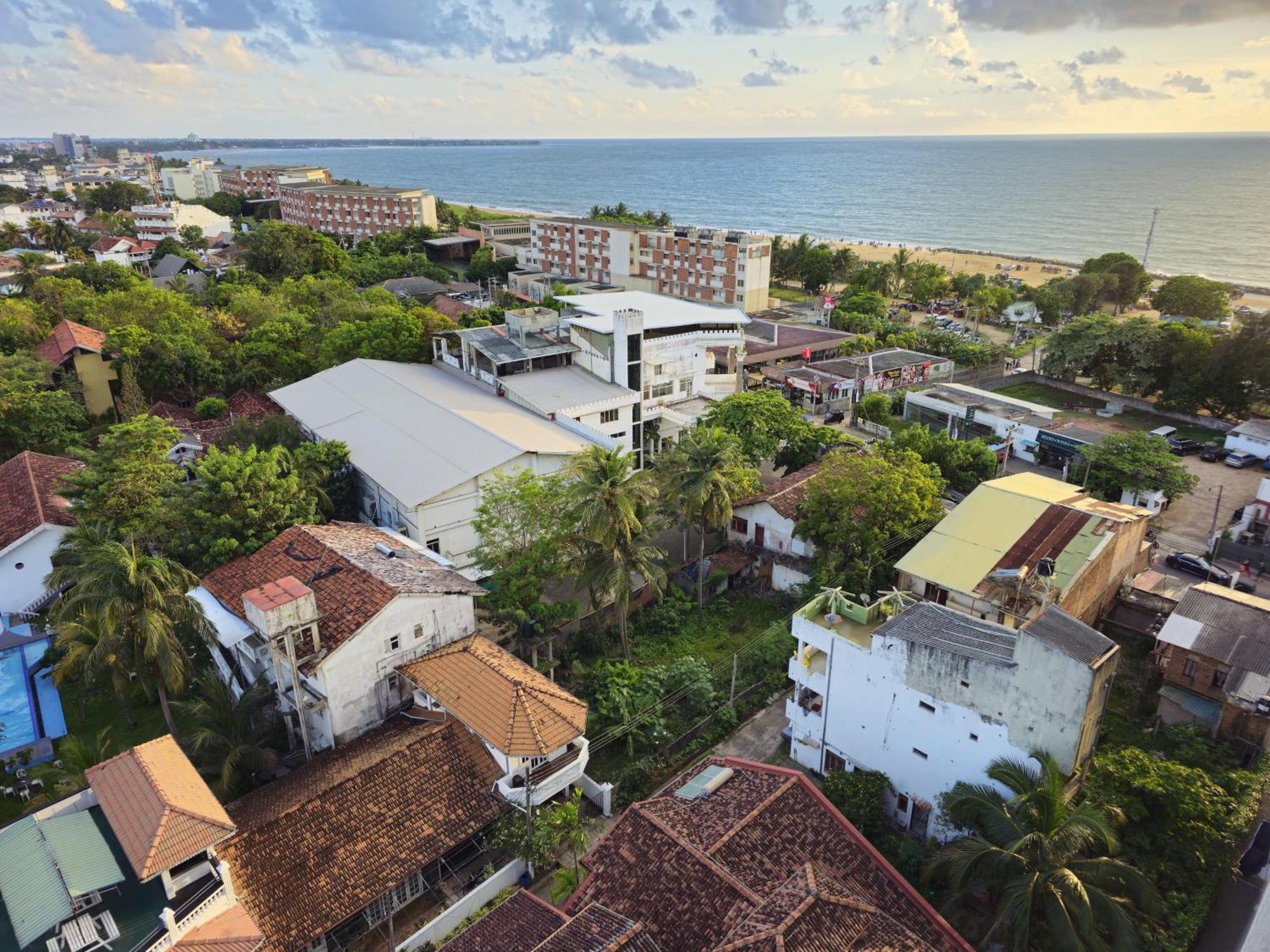 Ocean Breeze Sea View Luxury Apartments Негомбо Экстерьер фото