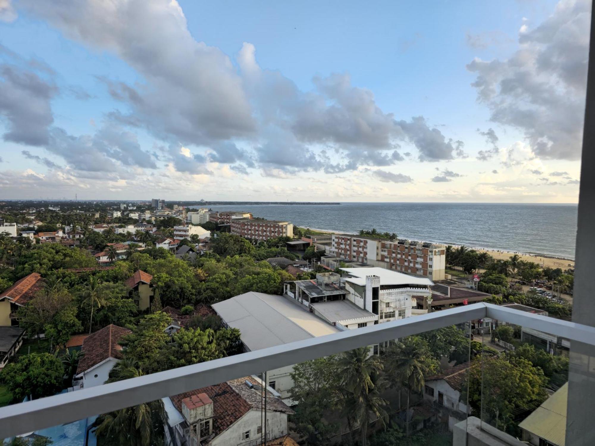 Ocean Breeze Sea View Luxury Apartments Негомбо Экстерьер фото