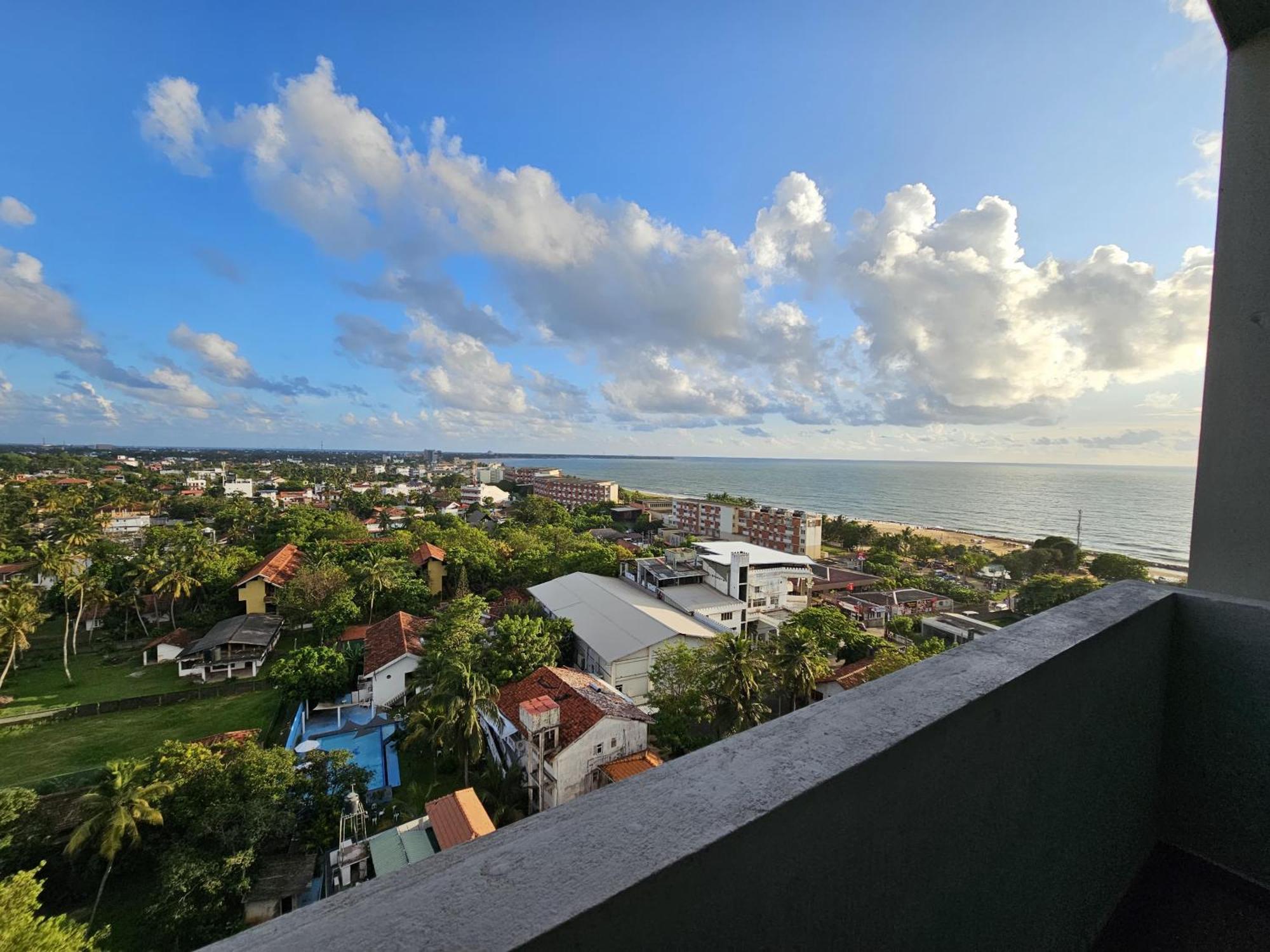 Ocean Breeze Sea View Luxury Apartments Негомбо Экстерьер фото