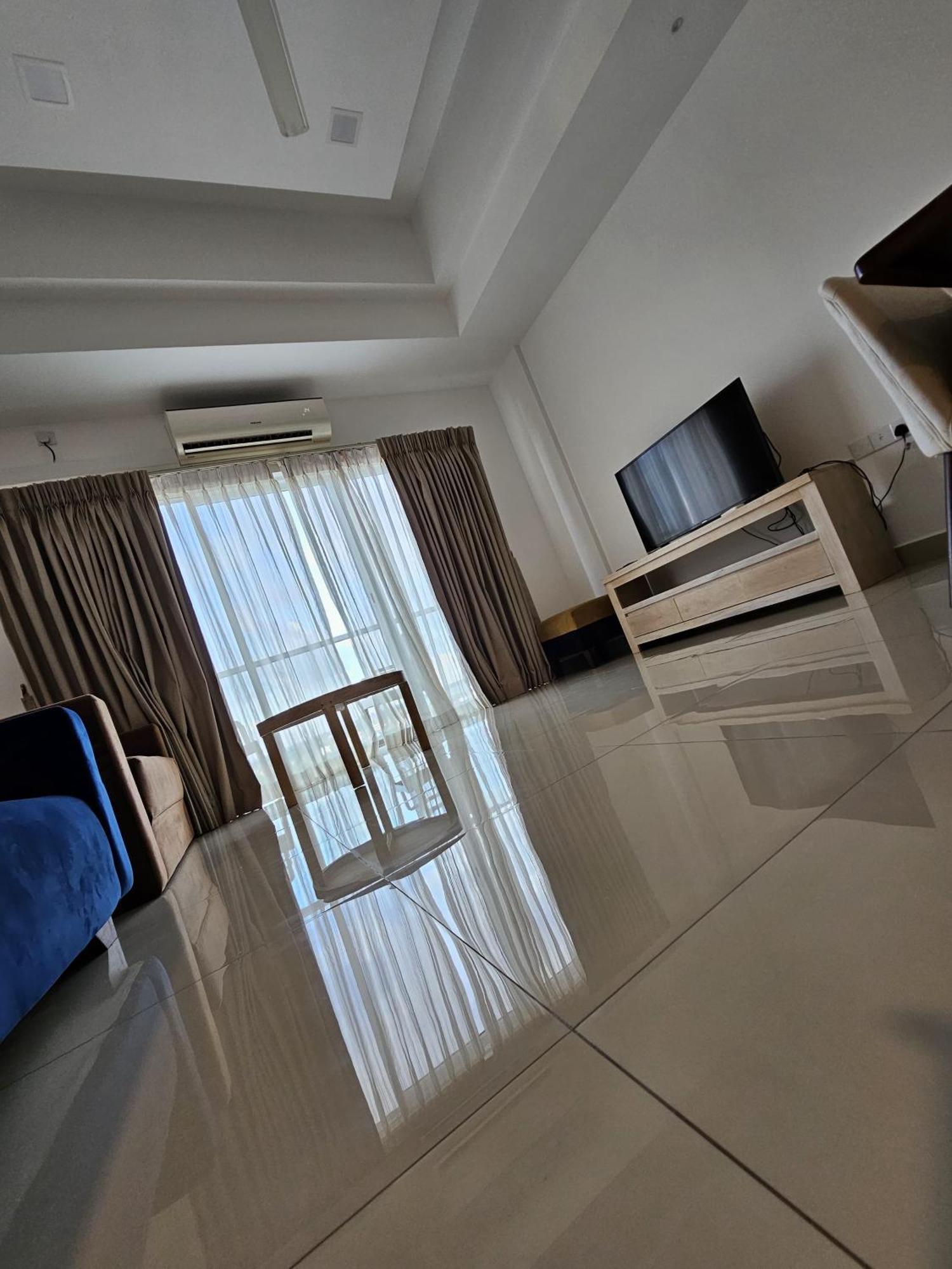 Ocean Breeze Sea View Luxury Apartments Негомбо Экстерьер фото