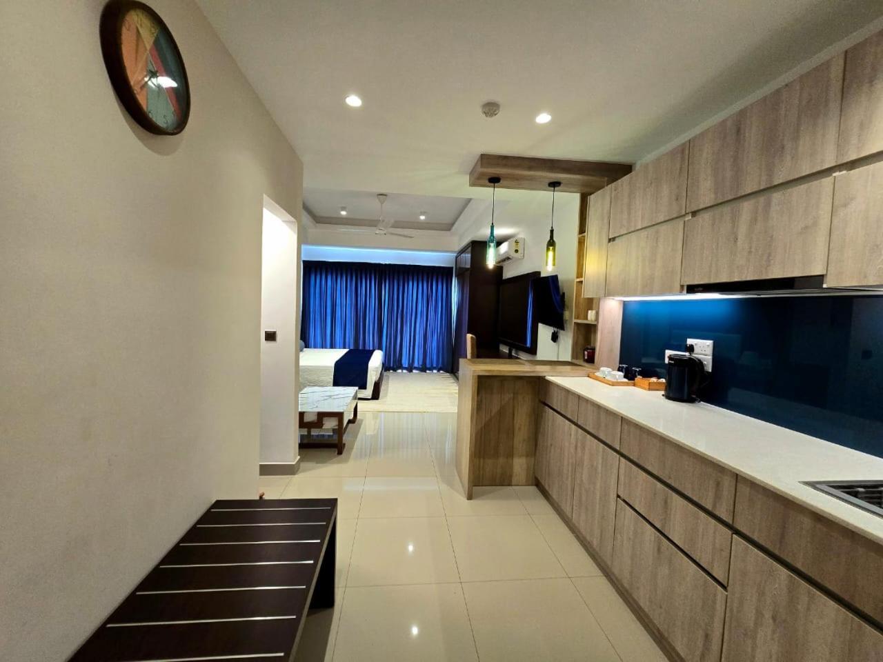 Ocean Breeze Sea View Luxury Apartments Негомбо Экстерьер фото